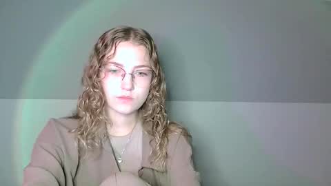 Snapshot of lily_tayberry chatting on September 19, 6:06 am small lily online show from September 19, 6:06 am
