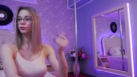 Snapshot of lilyrose_ chatting on February 26, 4:08 am online show from February 26, 4:08 am