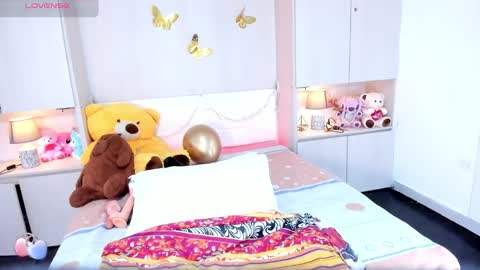 lilywhitee1 online show from March 29, 4:36 am