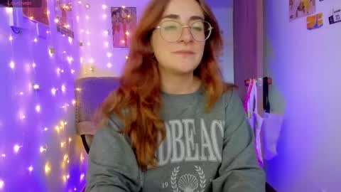 Snapshot of linda_giggle chatting on October 5, 10:39 pm Giggles online show from October 5, 10:39 pm