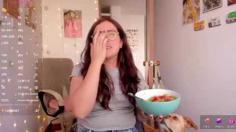 Giggles  online show from November 10, 9:28 pm