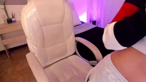 Lindaa maria  online show from October 15, 6:05 am