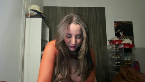 Nia  online show from December 4, 1:41 am