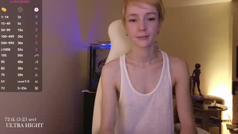 Snapshot of litllle_alis_a chatting on February 25, 7:27 pm Alisa online show from February 25, 7:27 pm