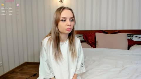 Snapshot of little_clare_ chatting on October 24, 7:36 pm little_clare_ online show from October 24, 7:36 pm