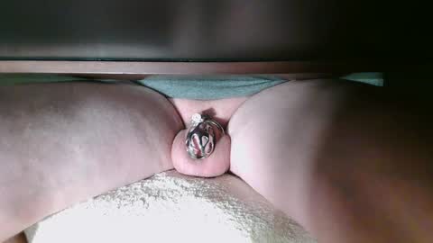 Snapshot of littleclitty247 chatting on December 6, 10:44 am Littlleclitty247 online show from December 6, 10:44 am