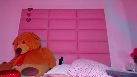 Snapshot of littlee_emma_ chatting on February 12, 6:08 am littlee_emma_ online show from February 12, 6:08 am