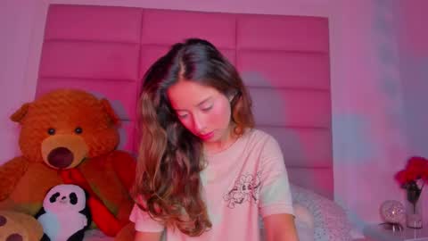 Snapshot of littlee_emma_ chatting on February 19, 3:06 am littlee_emma_ online show from February 19, 3:06 am