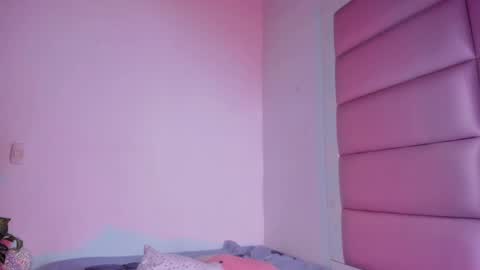 Snapshot of littlee_emma_ chatting on September 17, 7:01 am littlee_emma_ online show from September 17, 7:01 am