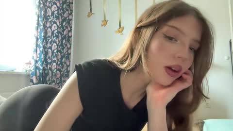 littleprincess3000 online show from April 25, 1:02 pm