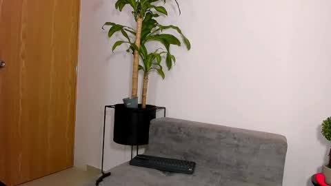 independent model online show from March 19, 8:58 pm