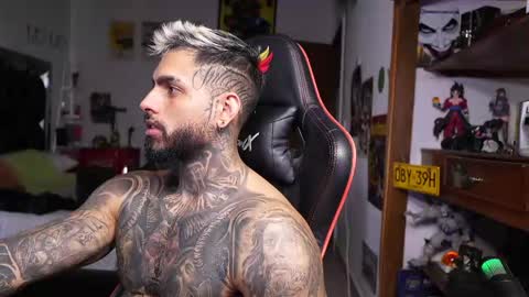 logan_hugh8 online show from April 27, 5:21 pm