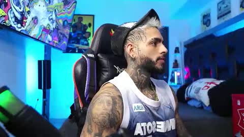 logan_hugh8 online show from February 15, 8:40 pm