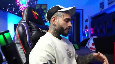 logan_hugh8 online show from February 2, 3:48 am