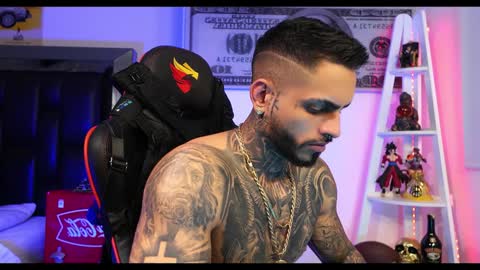 logan_hugh8 online show from December 21, 1:32 pm