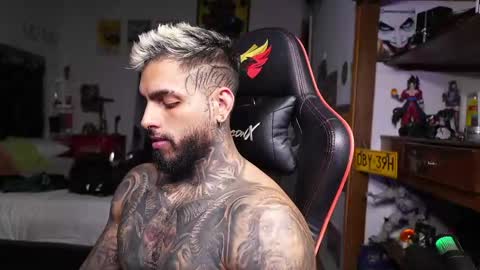 logan_hugh8 online show from April 28, 2:27 am