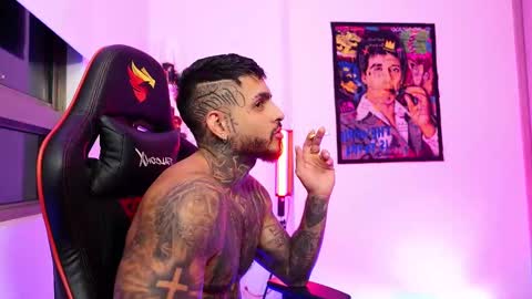 logan_hugh8 online show from October 16, 1:05 am