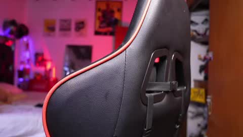 logan_hugh8 online show from April 4, 6:15 pm