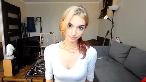 Snapshot of loisepadovano chatting on October 3, 10:34 am Amelia online show from October 3, 10:34 am