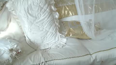 Snapshot of lokagold chatting on October 6, 7:04 am Lilu online show from October 6, 7:04 am
