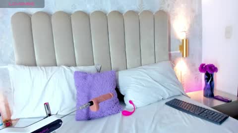 Lolaa  online show from April 12, 9:08 pm