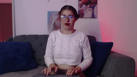 Snapshot of lolaandcamille chatting on March 11, 10:31 pm lolaandcamille online show from March 11, 10:31 pm