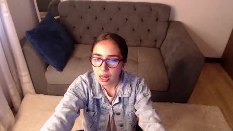 Snapshot of lolaandcamille chatting on March 4, 10:27 pm lolaandcamille online show from March 4, 10:27 pm