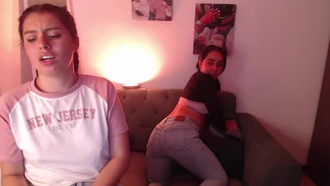 Snapshot of lolaandcamille chatting on February 24, 9:52 pm lolaandcamille online show from February 24, 9:52 pm