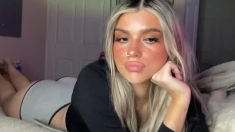 lolamarie_ online show from February 28, 3:10 am