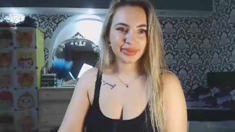 Queen LoraSinClare online show from January 8, 9:37 am