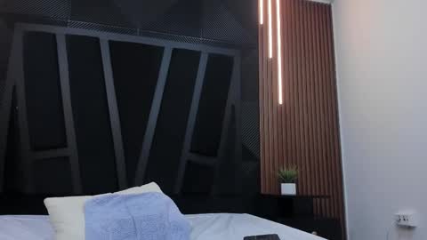  L O R E N Z O  Thumbs Up help  online show from March 10, 9:40 pm