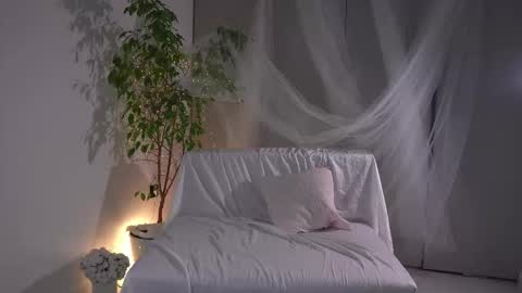 Lorrie online show from November 18, 7:33 am