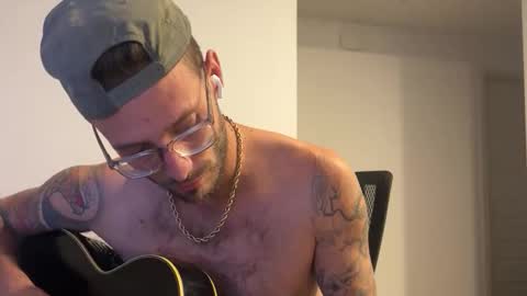 Snapshot of loudini_ chatting on October 25, 10:03 am lewyay online show from October 25, 10:03 am