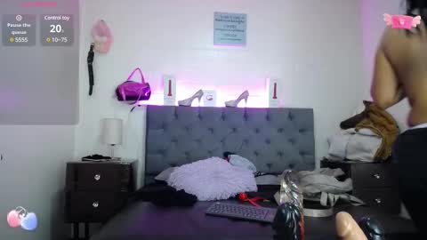 Snapshot of louise_nails chatting on February 19, 11:49 am LouIse online show from February 19, 11:49 am