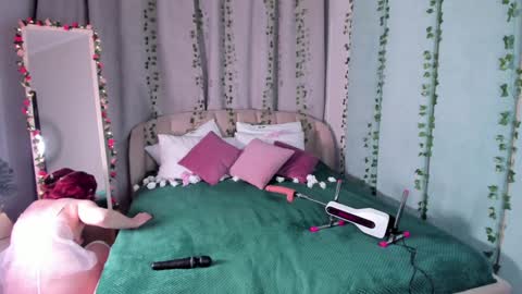 Snapshot of love_is_lola chatting on February 4, 1:12 am Lola online show from February 4, 1:12 am