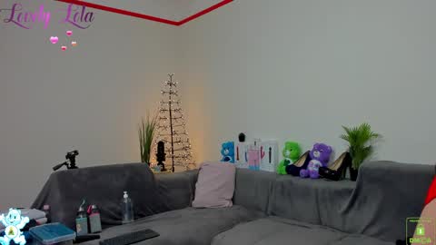Snapshot of lovelylola_fr chatting on December 1, 8:55 pm Lola online show from December 1, 8:55 pm