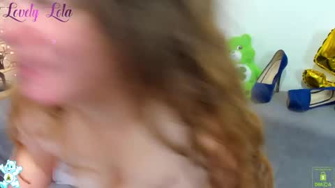 Snapshot of lovelylola_fr chatting on December 6, 3:24 am Lola online show from December 6, 3:24 am