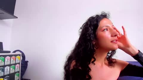 Snapshot of lucia_fuster chatting on March 10, 5:18 pm Lucia online show from March 10, 5:18 pm