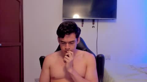 Snapshot of lucian_gomez chatting on October 21, 12:38 am Lucian Gomez online show from October 21, 12:38 am