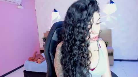 Snapshot of lucy_greys_ chatting on September 19, 7:28 pm Lucy Greys online show from September 19, 7:28 pm