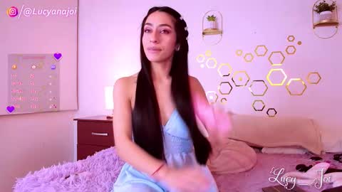 Snapshot of lucy_joi chatting on October 18, 4:05 am Luciana online show from October 18, 4:05 am