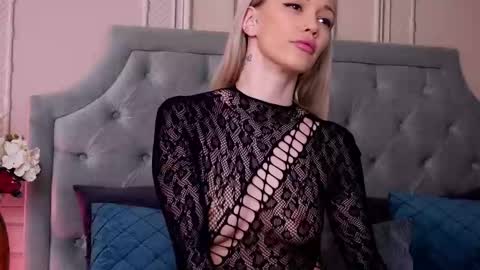 Snapshot of lucyaddison chatting on February 20, 5:33 am LucyAddison online show from February 20, 5:33 am