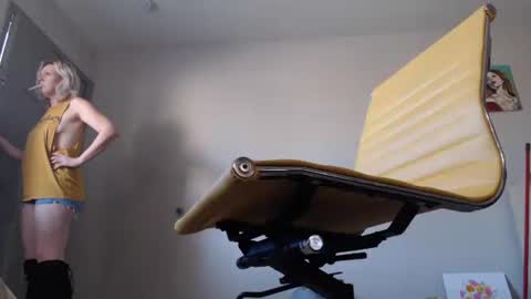 Lucy Loves Lookers online show from December 27, 10:05 pm