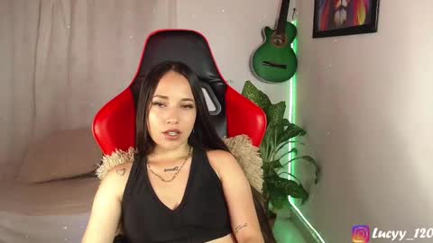 Snapshot of lucyy_rose chatting on January 13, 5:33 pm o online show from January 13, 5:33 pm