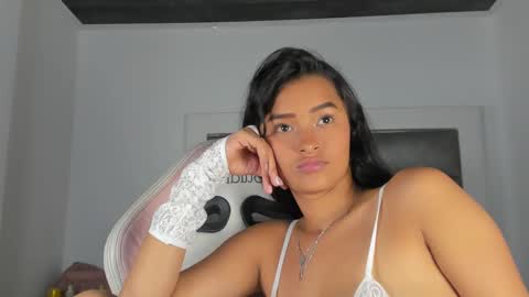Snapshot of lulu_js_ chatting on October 9, 4:51 am elizabeth online show from October 9, 4:51 am
