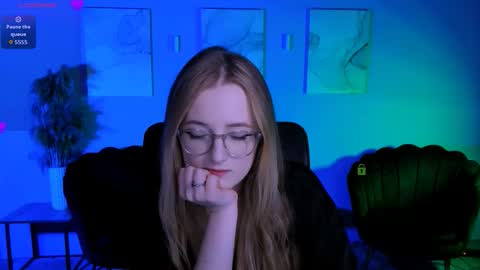 luna_berryy online show from March 10, 8:35 pm