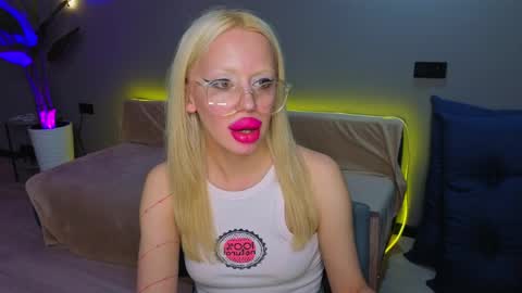 luna_beverly online show from May 14, 12:53 am