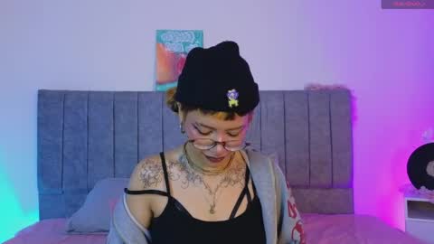 luna_blooms online show from April 21, 12:01 pm