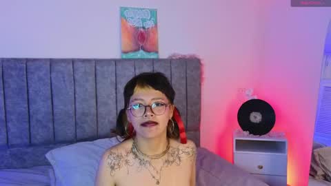 luna_blooms online show from April 25, 12:51 pm