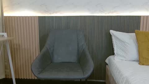 luna_valle online show from March 3, 8:27 pm